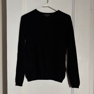 Bloomingdale’s black 100% cashmere crewneck sweater